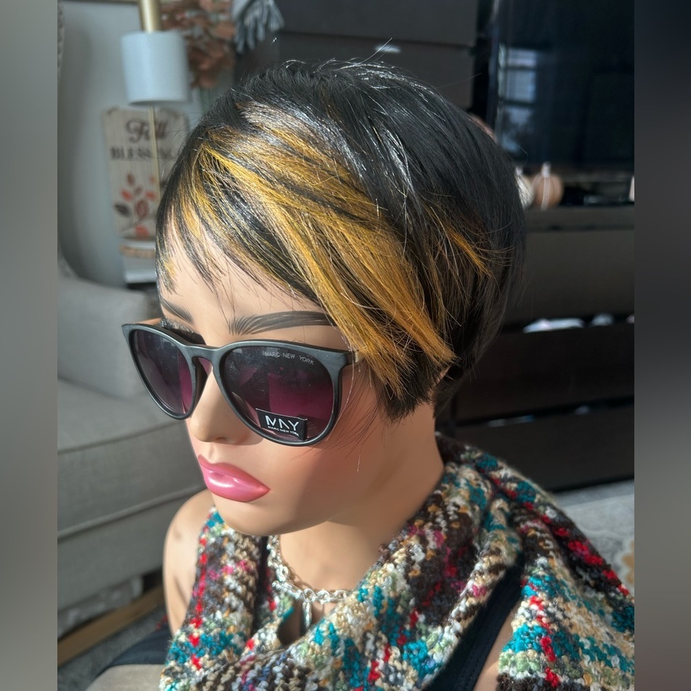 ✨NEW Women's Short Pixie Bob Wig - Black and Gold Highlights - Picture 5 of 14